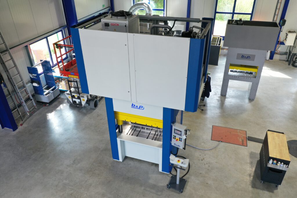 Servohydraulische Presse mit 120 Tonnen Presskraft